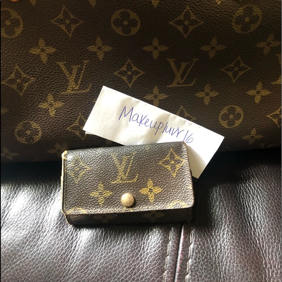 Louis Vuitton Accessories - 😍SALE😍 Louis Vuitton 6 key holder